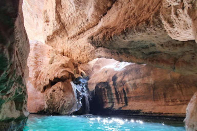 Desde Mascate: Excursión de un día a Wadi Shab y el sumidero de Bimah