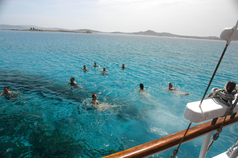 Mykonos: Fiesta al atardecer en barco con 1 bebida