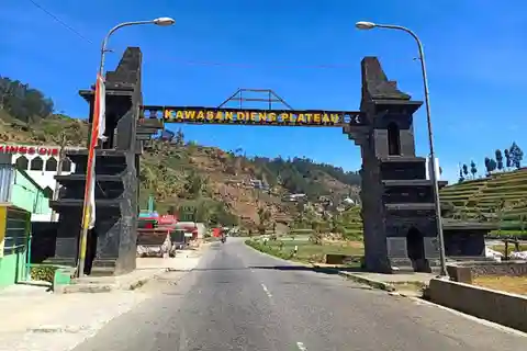 From Yogyakarta: Golden Sunrise Dieng Plateau Trip Full Day