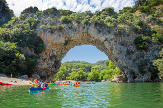 Sporty descent of the Ardèche Gorges by canoe or kayak: 6 hours - approx. 32 km