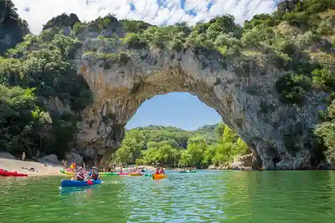 Descida desportiva do rio Ardèche pelas Gargantas do Ardèche: 6h00, aproximadamente 32 km