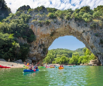 Descida desportiva do rio Ardèche pelas Gargantas do Ardèche: 6h00, aproximadamente 32 km