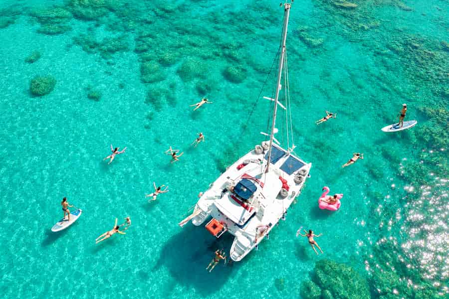Rhodos: Katamaran-Fahrt zur Anthony-Quinn-Bucht, nach Ladiko und zur Höhle. Foto: GetYourGuide Rhodos: Katamaran-Fahrt zur Anthony-Quinn-Bucht, nach Ladiko und zur Höhle. Foto: GetYourGuide