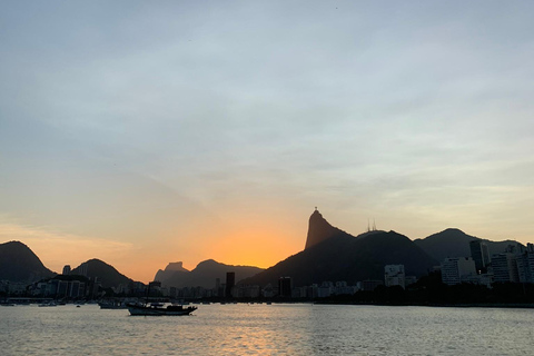 Rio de Janeiro : Tour en bateau au coucher du soleil avec toast Heineken