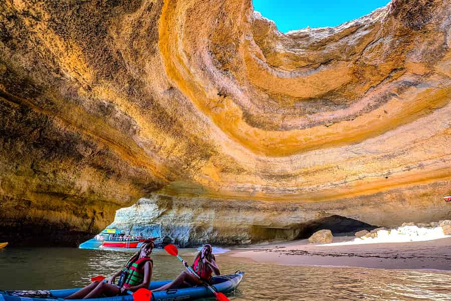 Benagil: Kajak-Tour zu versteckten Höhlen – Kleine Gruppe. Foto: GetYourGuide