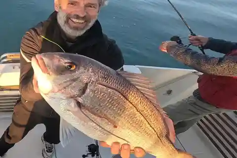 DIA DE PESCA de 4 horas em BARCO com saída de Hondarribia
