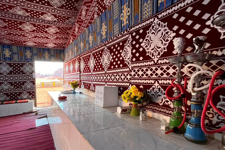 Wadi Rum : visite nocturne en jeep avec dîner et petit-déjeuner