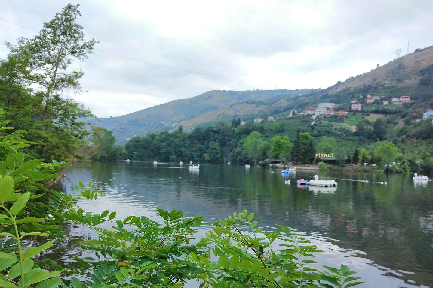 Scopri Grotte Çal, Altopiano Hıdırnebi e Lago Sera