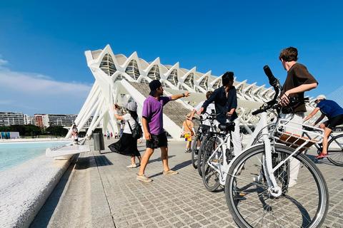 Valencia: Historic Center and City of Arts Guided Bike Tour Small Group in French