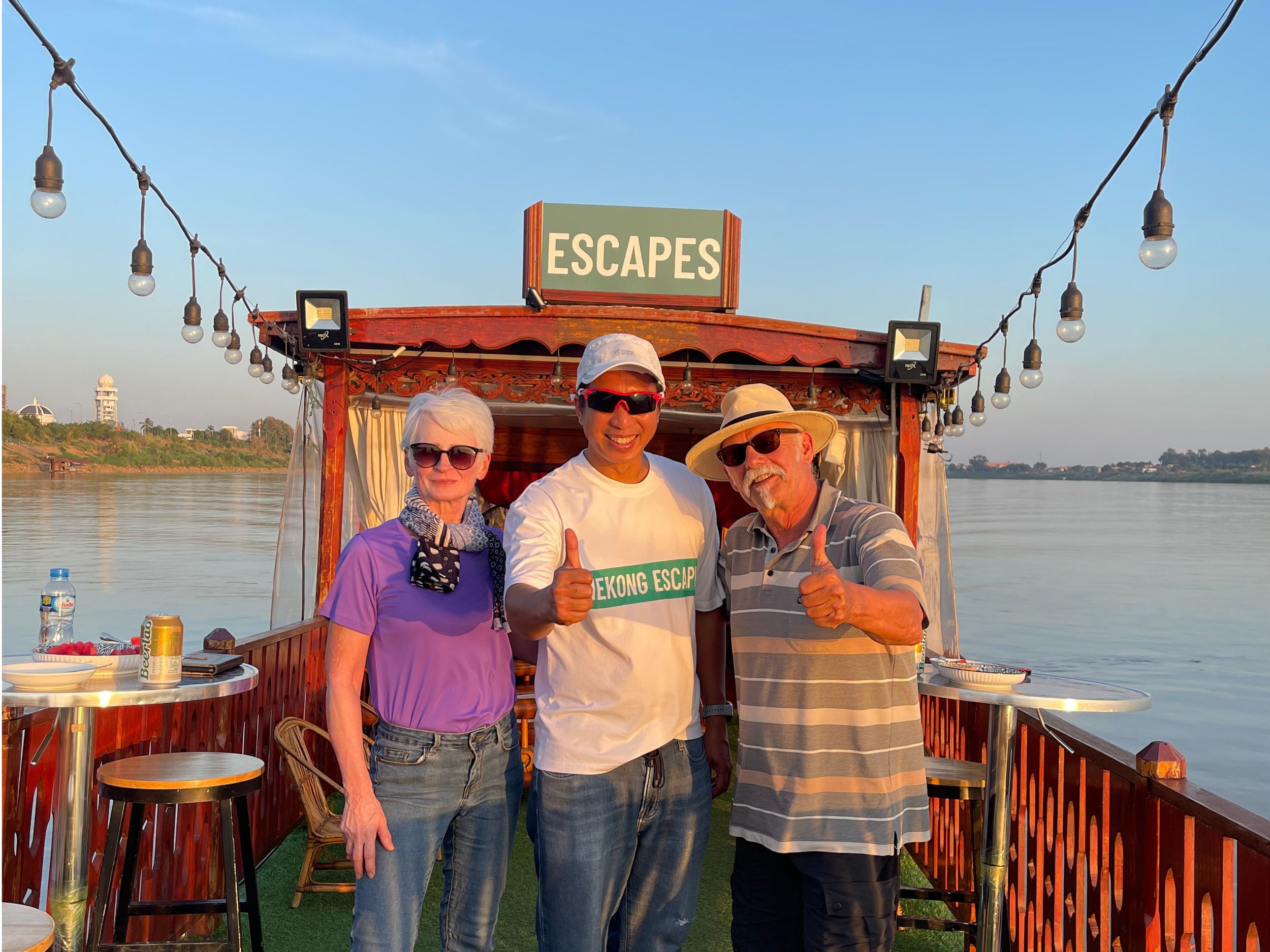 Vientiane: Sonnenuntergangsfahrt auf dem Mekong mit Snacks & Getränken