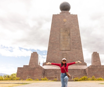 Quito: Mitad del Mundo, Monumento, Museodel Sol, and Cráter