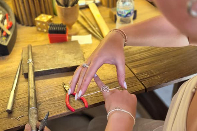 Uluwatu: corso di creazione di gioielli in argento con foto ricordoCorso di creazione di gioielli 8 grammi d'argento con foto ricordo