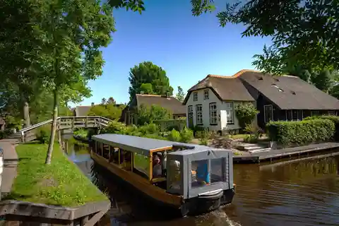 Giethoorn: Grachtenrondvaart & Meer