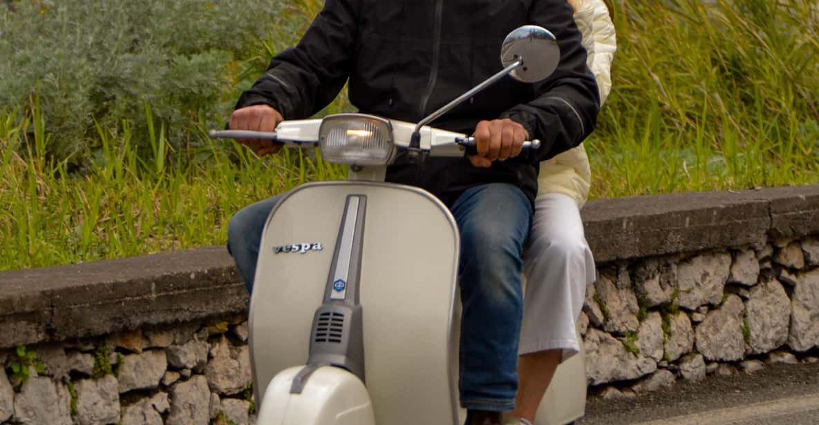 Afbeelding 20 van Taormina: White Lotus fotoshoot op vintage Vespa