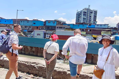 Mumbai: Visita a los barrios bajos de Dharavi Grupo reducido de Local-Support LocalPaseo por la barriada de Dharavi de la mano de un lugareño