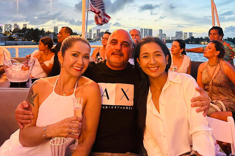Crociera al tramonto con champagne a Miami - La migliore per ammirare lo skylineCrociera al tramonto con open bar