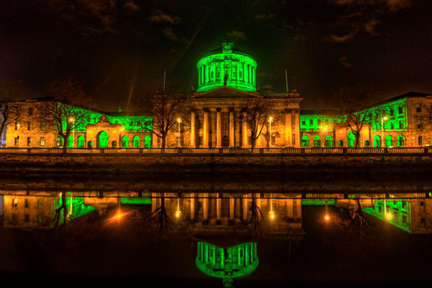 Dublin nocą: wycieczka z przewodnikiem po iluminacjach z przystankami w pubachDublin nocą: wycieczka z przewodnikiem po iluminowanych zabytkach z przystankami w pubach