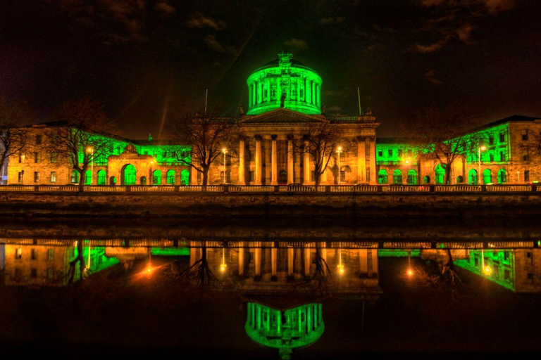 Dublin nocą: wycieczka z przewodnikiem po iluminacjach z przystankami w pubachDublin nocą: wycieczka z przewodnikiem po iluminowanych zabytkach z przystankami w pubach