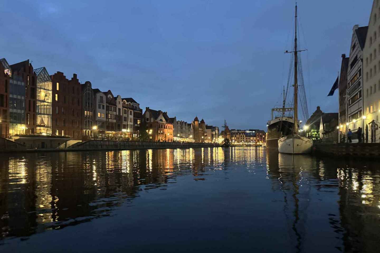 Gdańsk: Motława River Eco Cruise at Night with Hot Wine