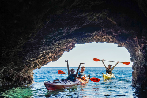 Rodes: excursão de caiaque no mar pela rota dos piratasAtividade de caiaque e mergulho com snorkel em família