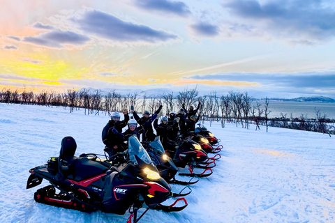 Da Tromsø: Tour guidato in motoslitta delle Alpi di Lyngen