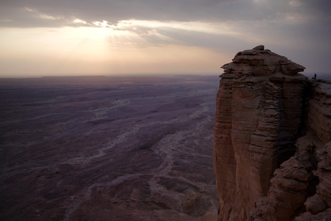 Riyadh: Edge of the World Sunset Tour with Snacks Edge of the world with sunset and stars