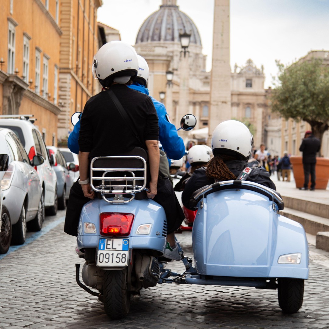 カプチーノ付き午前のベスパ サイドカー ツアー | GetYourGuide