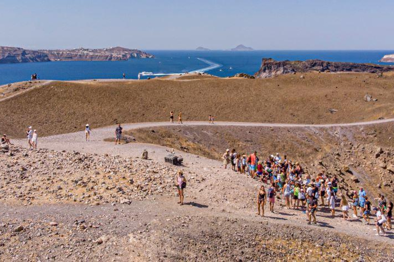 Tour del vulcano di Santorini, delle sorgenti termali e del tramonto di OiaTour di 6 ore con trasferimento