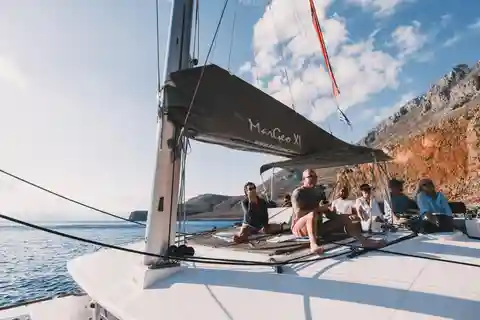 Athens: Luxury Cruise to Poseidon Temple with Meal & Drinks