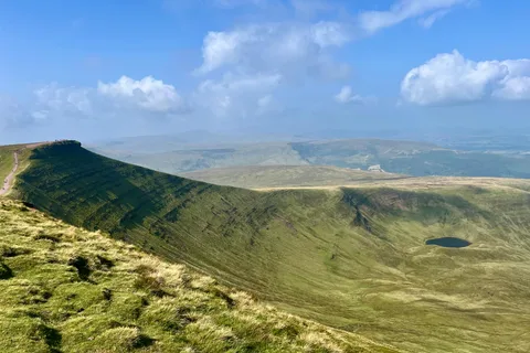 Cardiff: Waterfalls, Mountains & Castles Day Tour