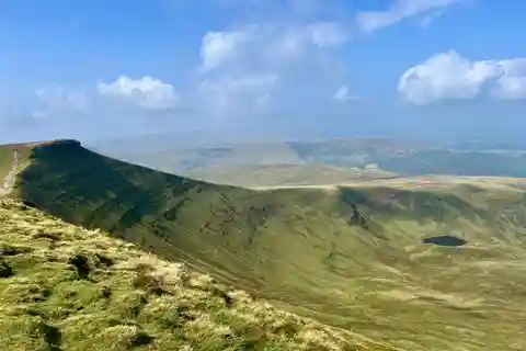 Cardiff: Waterfalls, Mountains & Castles Day Tour