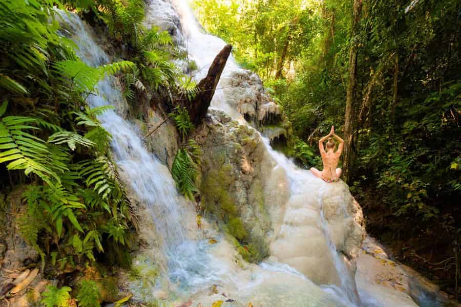 Chiang Mai: Klebriger Wasserfall mit lokalem Truck und Marktbesuch. Foto: GetYourGuide Chiang Mai: Klebriger Wasserfall mit lokalem Truck und Marktbesuch. Foto: GetYourGuide