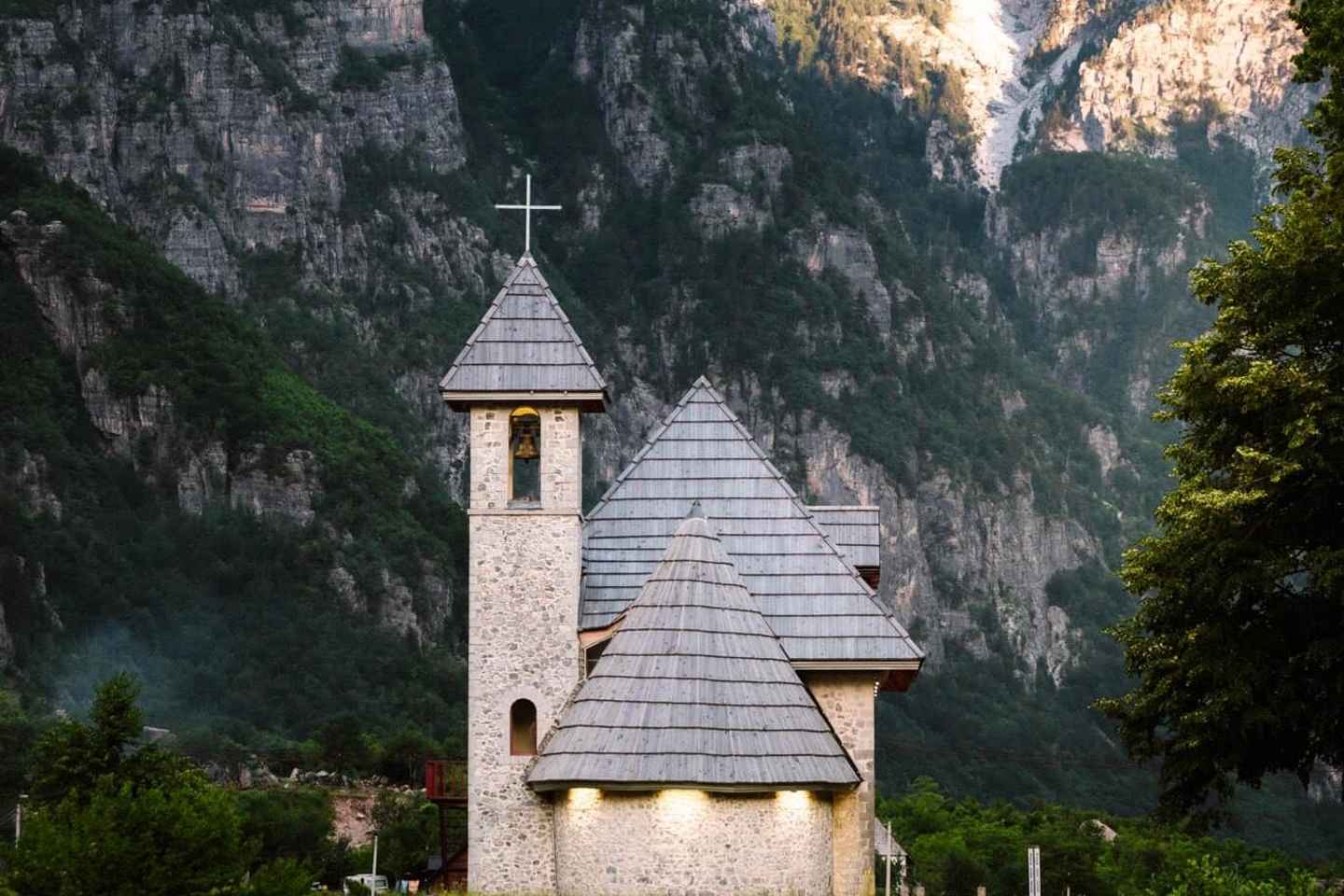 シュコドラ発 テス日帰りツアー ブルーアイとグルナス滝