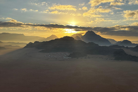 Wadi Rum: Sunrise Hot Air Balloon Ride with Coffee