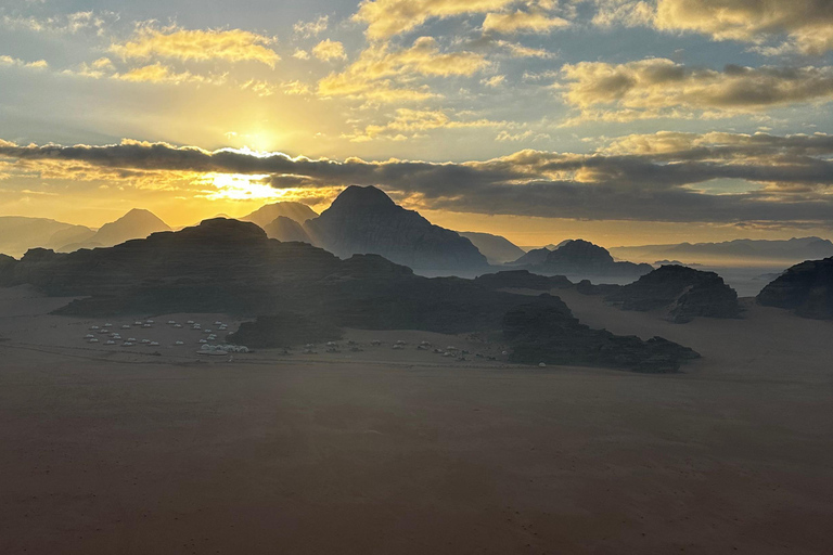 Wadi Rum: Sunrise Hot Air Balloon Ride with Coffee