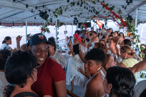 Cartagena Bay: Sunset Boat Ride with Dancing and Open Bar