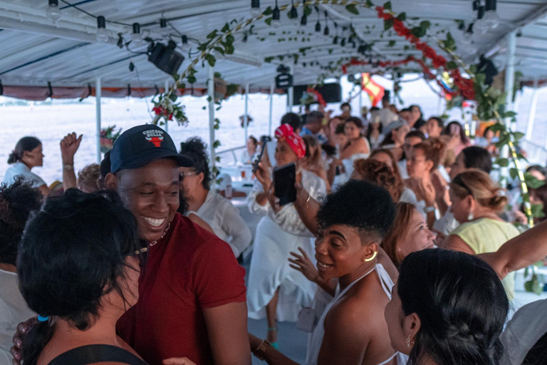 Baía de Cartagena: Passeio de barco ao pôr do sol com dança e bar aberto