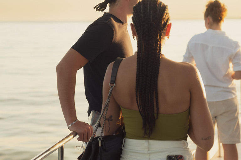 Grau-du-Roi: Sunset Tapas & Live Music Cruise Tour Grau-du-Roi: Sunset tapas dinner cruise tour with live music