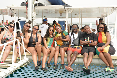 牙买加：骑马探秘与日落双体船巡游牙买加：骑马体验与日落双体船巡游