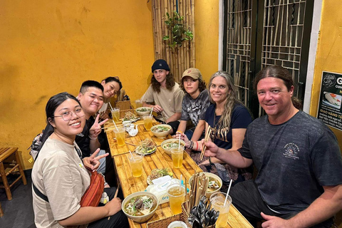 HCM: Melhor comida de rua e excursão turística com um guia amigávelHCM City: Visita à comida de rua de mota com um guia simpático