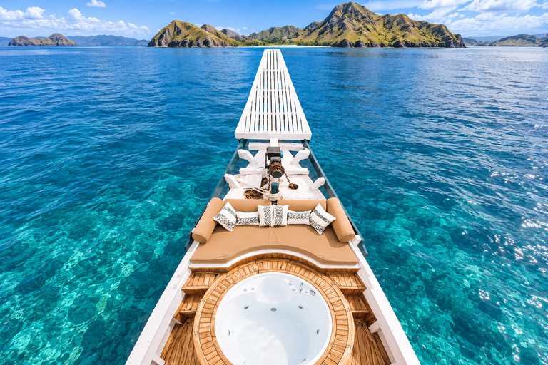 Labuan Bajo: 3-Day Komodo Sailing Luxury Boat with All Fees Deluxe Boat - Private Standar Room (2pax/room)