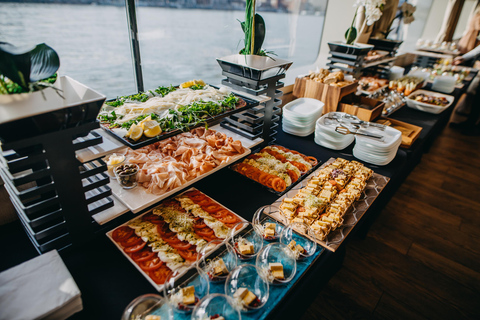 Budapest: Crucero Buffet de Nochevieja con Bebidas IlimitadasCena crucero de Nochevieja Piso turístico