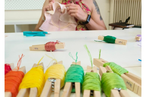 Thessalonique : ateliers de broderie. Une expérience créative de slow craft.Thessalonique : Ateliers de broderie. Une expérience créative d'artisanat lent.