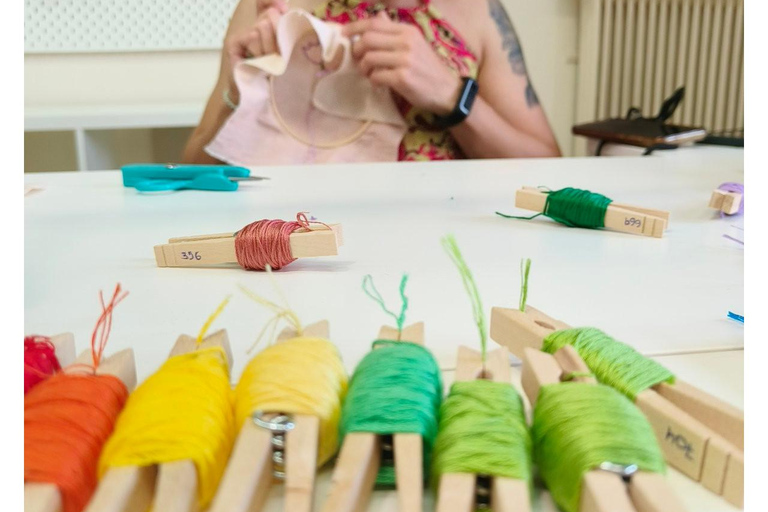 Thessalonique : ateliers de broderie. Une expérience créative de slow craft.Thessalonique : Ateliers de broderie. Une expérience créative d'artisanat lent.