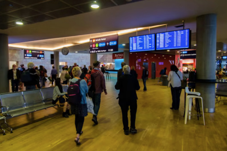 Keflavik Airport (KEF) ↔ Reykjavik: Private Airport Transfer Keflavik Airport ==> Reykjavik city