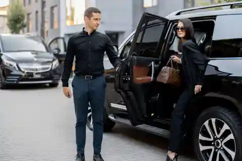 Upptäck Dubai i en lyxig hyrbil med förare