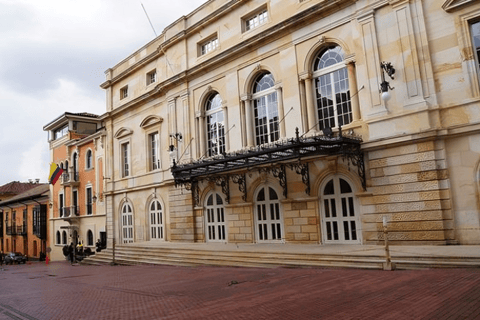 Bogotà : Tour guidato a piedi dei siti imperdibili con una guidaBogotà : Tour a piedi per piccoli gruppi di 3 ore dei siti imperdibili