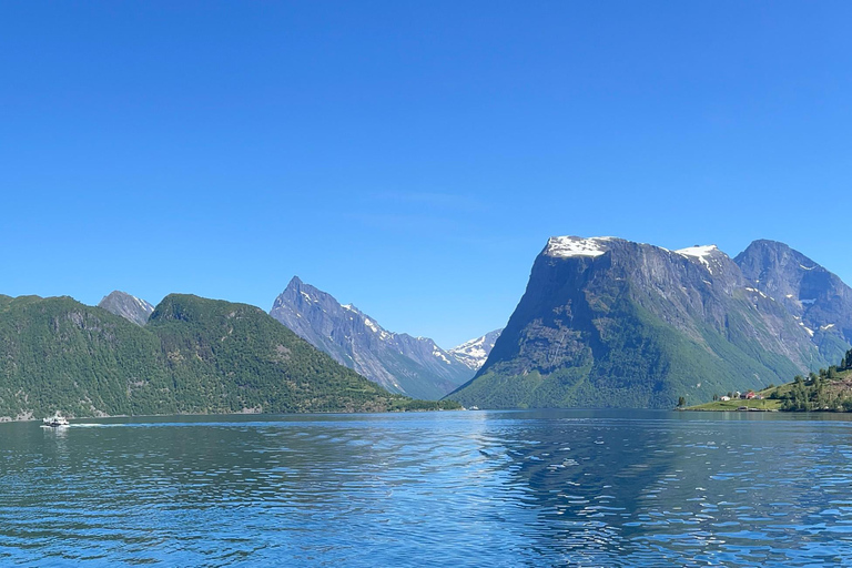 Ålesund-Geiranger-Ålesund Fjord Tour (2 hours in Geiranger)
