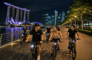 Nächtliche Fahrradtour in Kleingruppe in der Marina Bay in Singapur