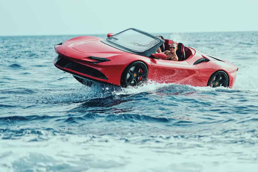 Ausflug im JetCars - Supersportwagen SVJ oder SF90 Wasser in Ibiza. Foto: GetYourGuide